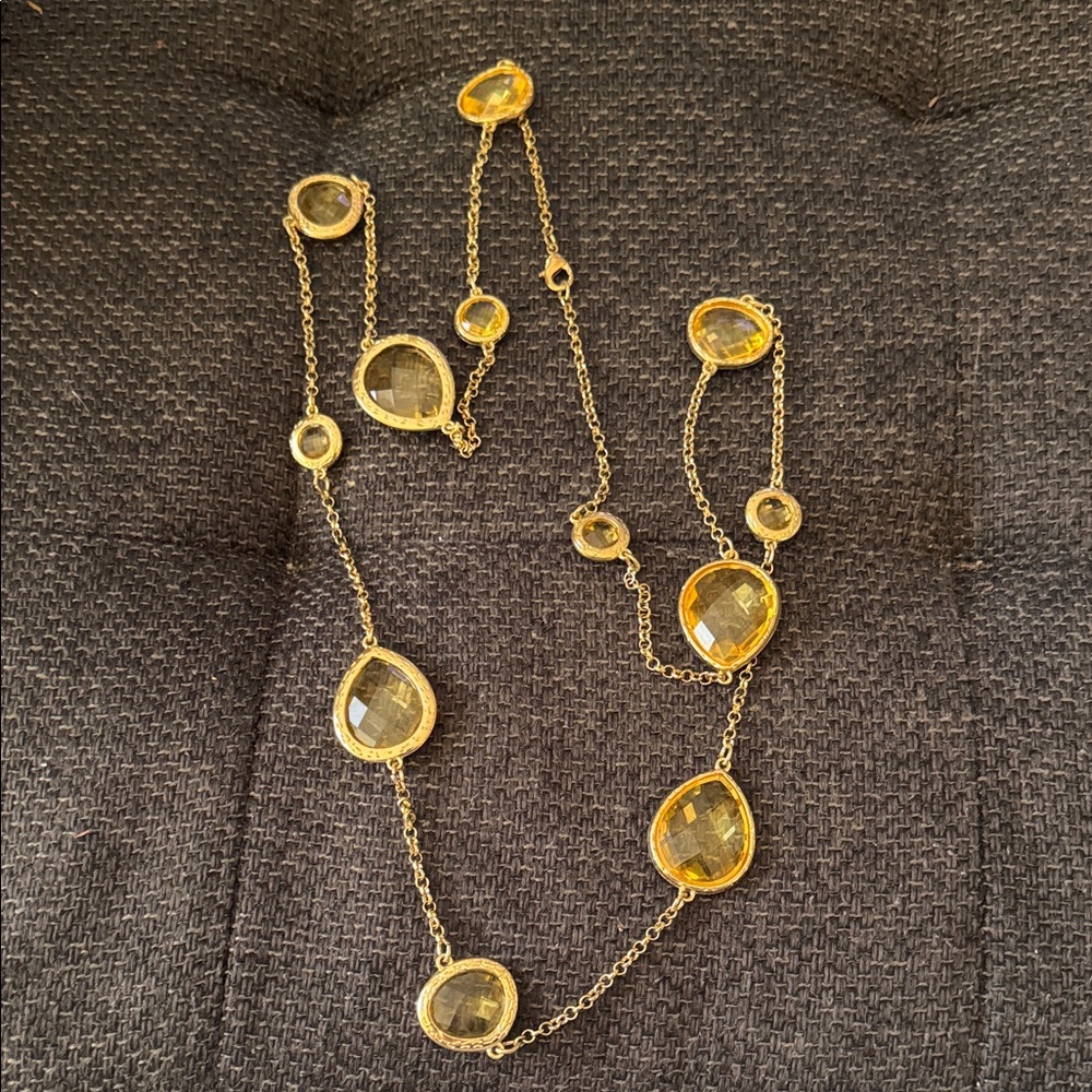 Chic Gold Necklace with Yellow Highlights